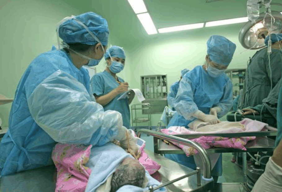 大龄产妇已有双胞胎仍顺产两个, 谁知还有一个, 父亲乐开花