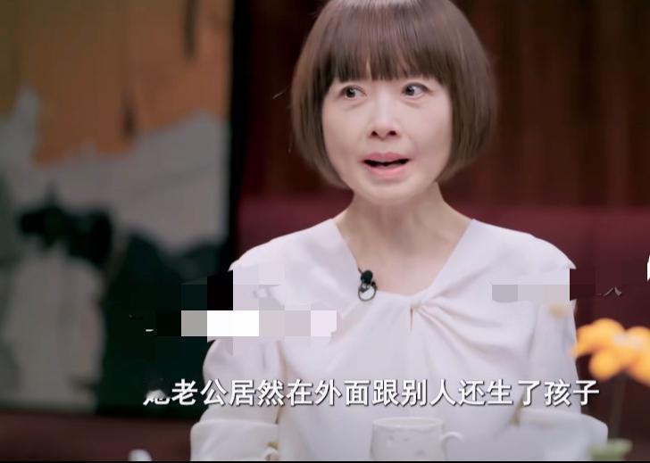 鲁豫说:“我有一对夫妻朋友,在我眼里他们是非常恩爱登对的,但有一天我突然发现,男