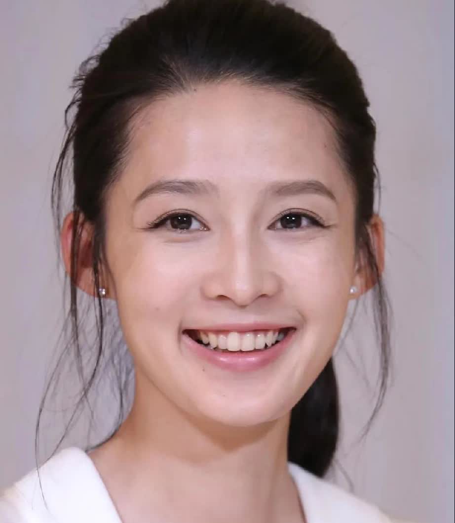 不查不知道李沁台前看起来一副很精明的样子原来私底下这么不靠谱，平常穿