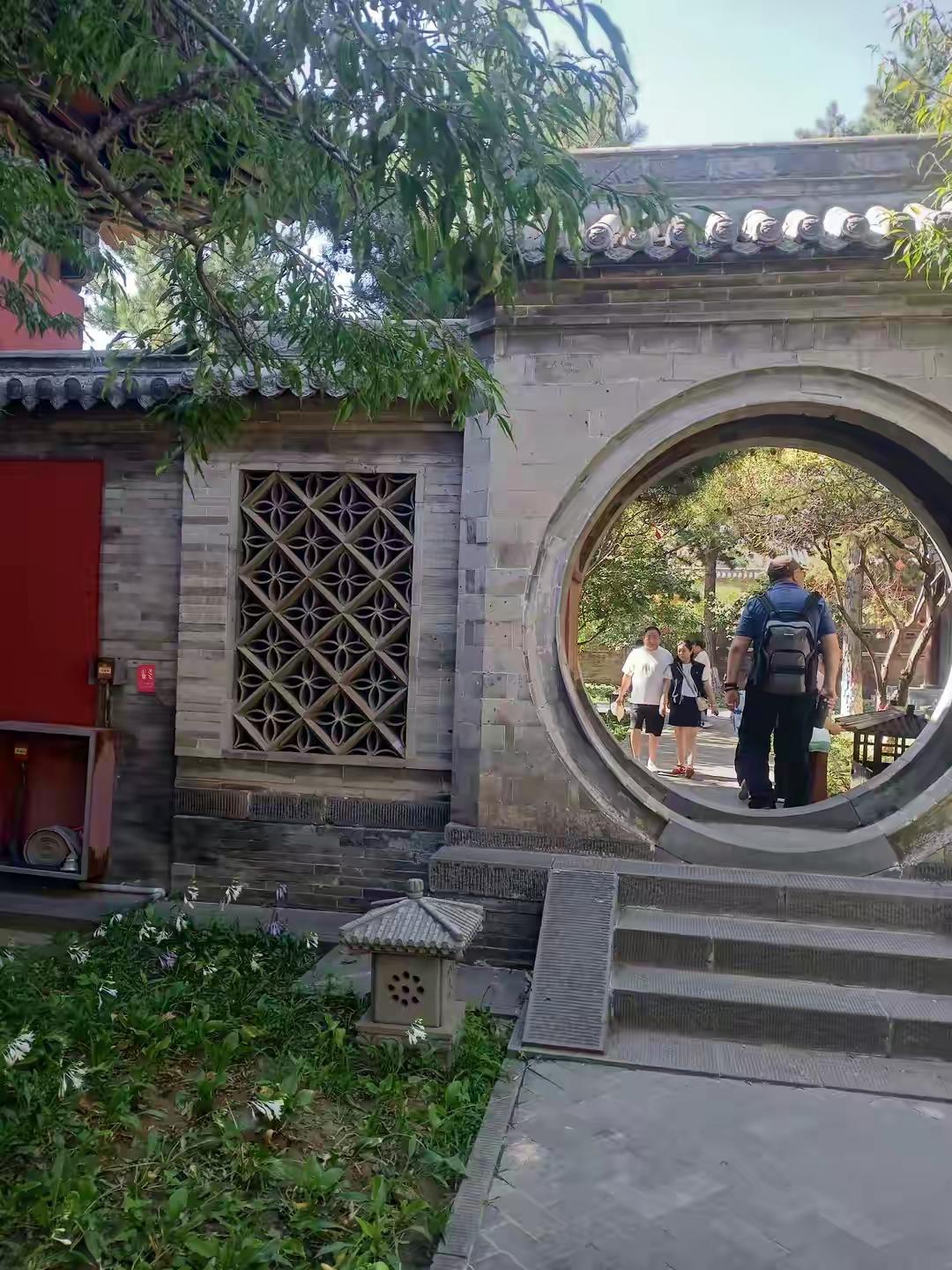 这是网友拍到的山西省大同市景区--法华寺的大门。大家看看，法华寺建设有100多