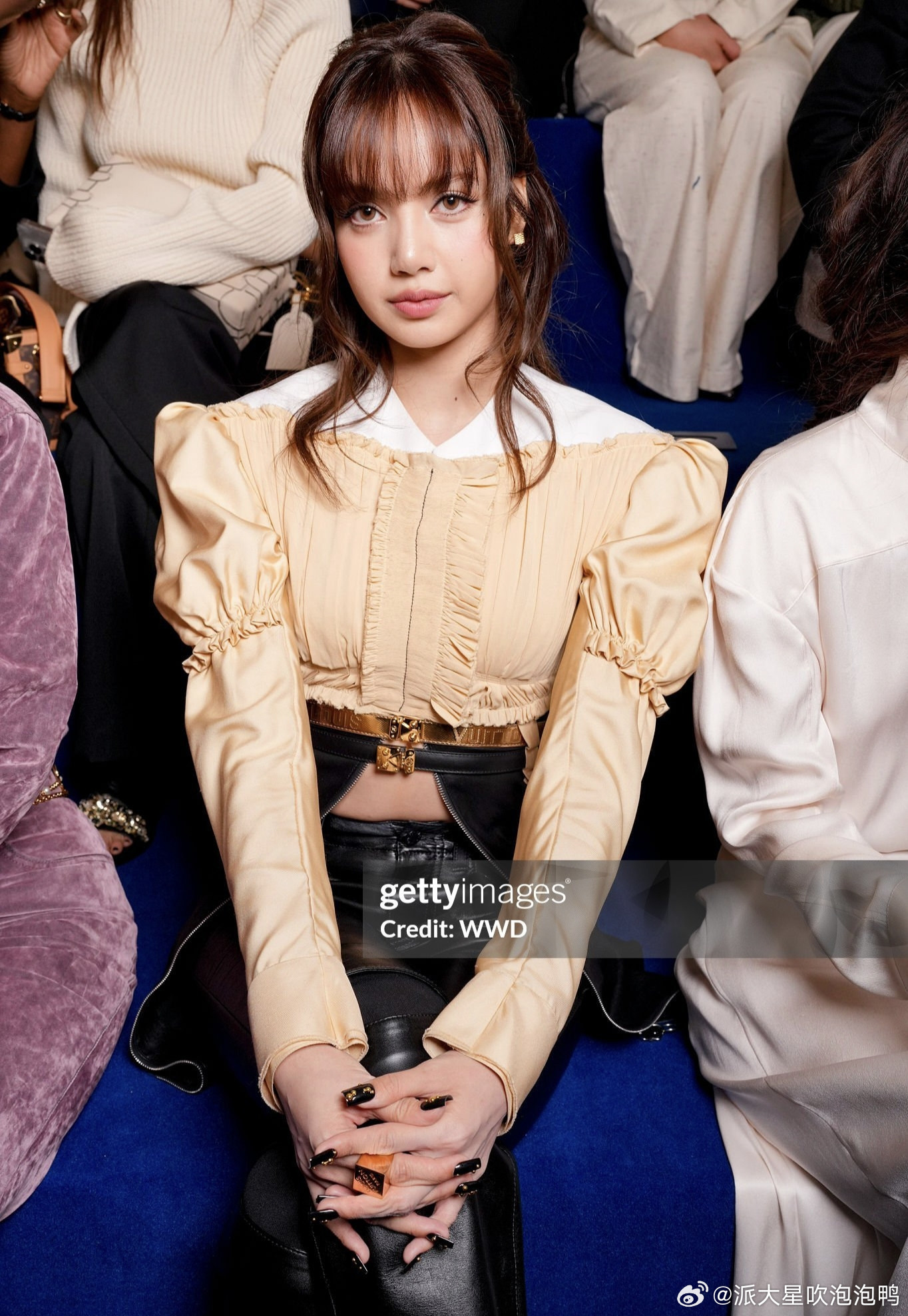 Lisa亮相巴黎时装周，网友：史上穿得最多的一次！近日，Lisa参加巴黎时装周，