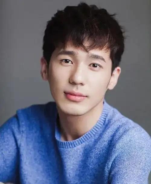 别再吹“少年感”了，内娱真正稀缺的，是演员脸上那股“不要命”的劲儿。十年，吴昊