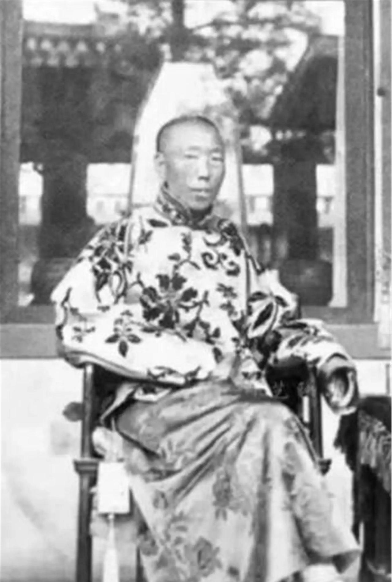 1908年慈禧太后去世，李莲英请求回老家养老。隆裕太后面色不善，心想：“你做了多