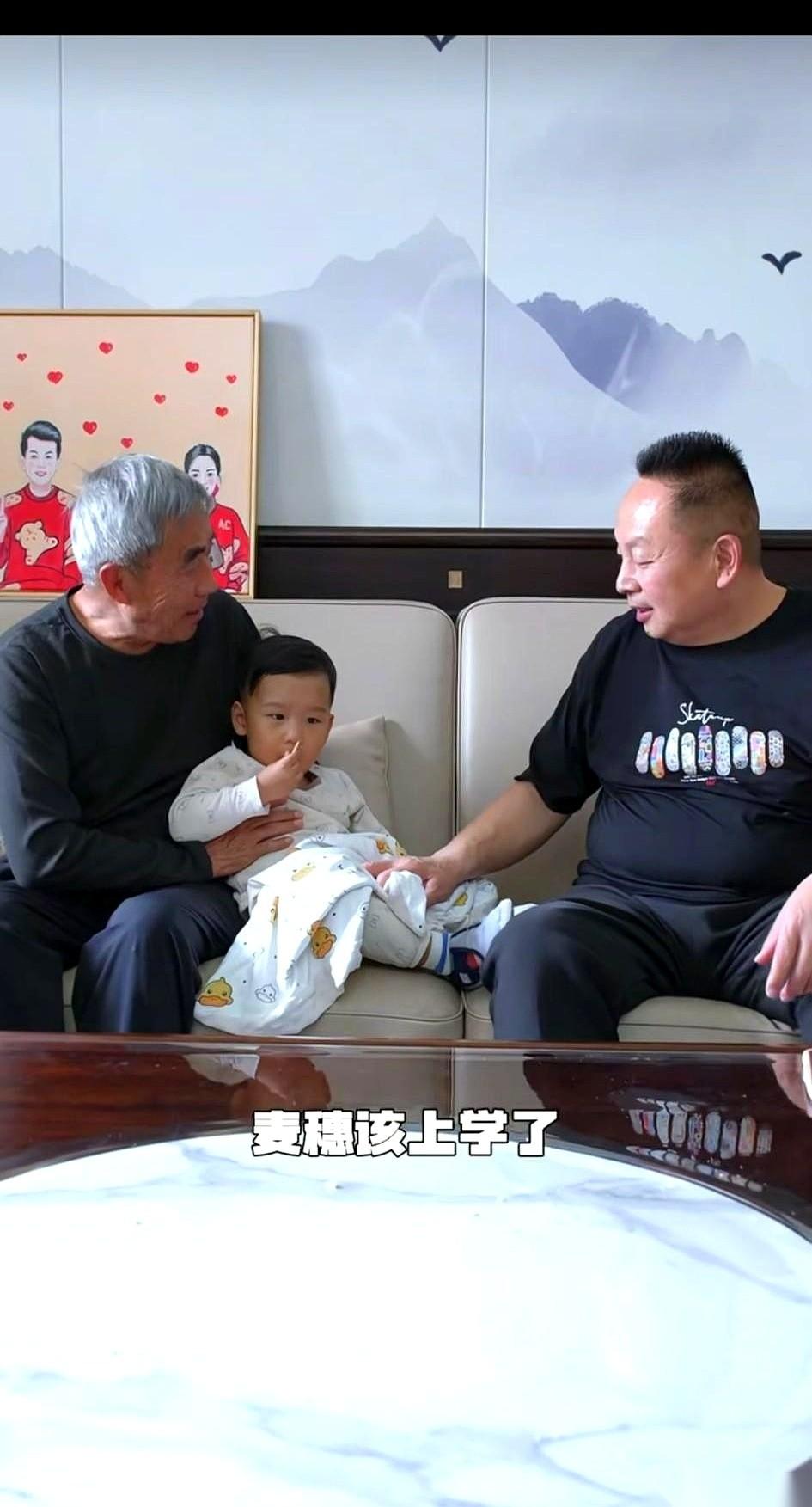 麦小登家里，就为三岁儿子麦穗上不上幼儿园，两个老爷子当场就顶上了。饭桌上，姥爷