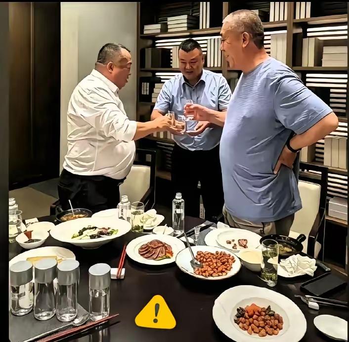 两位身家加起来超千亿的实业大佬凑在一块吃顿饭，桌上就摆着凉拌黄瓜、油炸花生米、一