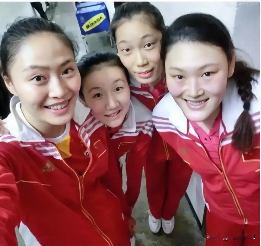 4位美女运动员合影，笑起来更好看，是一个比一个精神，一个比一个飒！左一是细眉飞扬