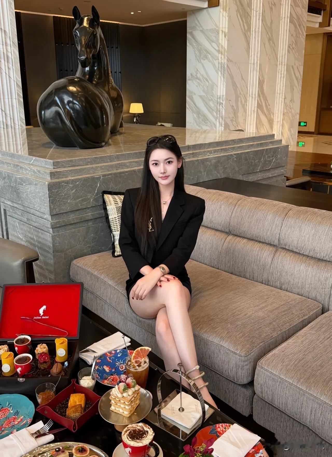 午饭～第一道菜很惊喜，超级好吃天气冷了真不适合点沙拉烤鸡还可以，烤过的黑米