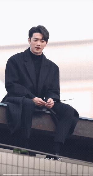 韩廷你坐在房顶上，不应该伤心失落吗？纪星走了，她不要你啦！你还在那逍遥自在，晃着