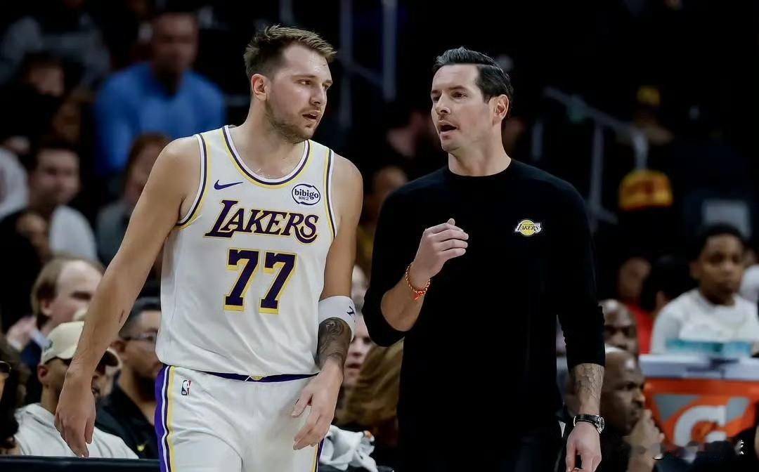 东契奇也要小心了！随着里弗斯遭遇左小腿腓肠肌二级拉伤，将至少缺席一个月的比赛