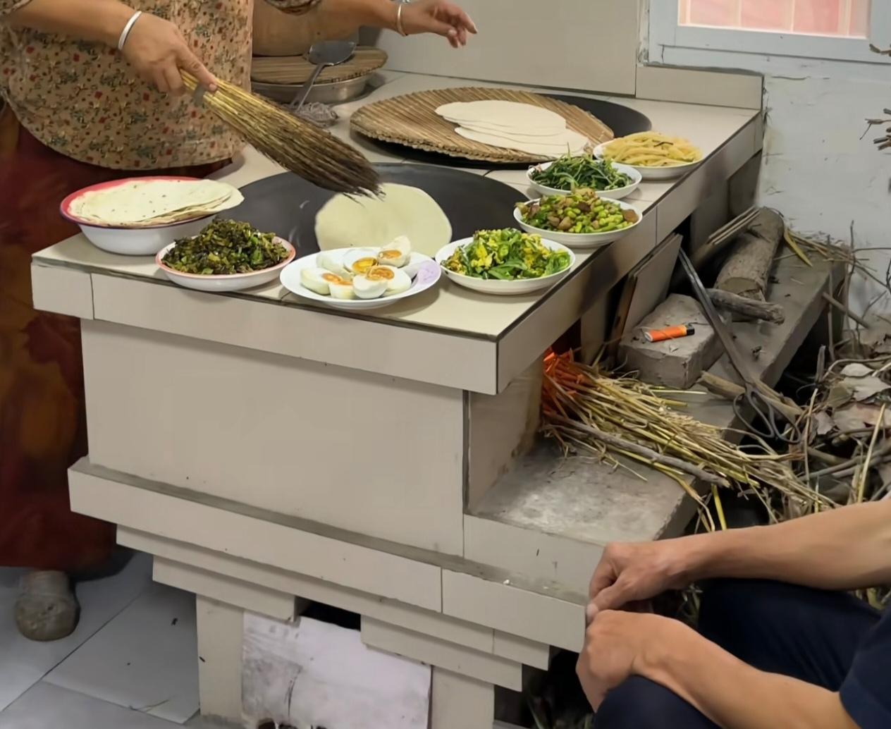 到农村大娘家，大娘热情挽留我们吃饭，亲手在柴火灶的鏊子上烙起了鏊子馍。先用开