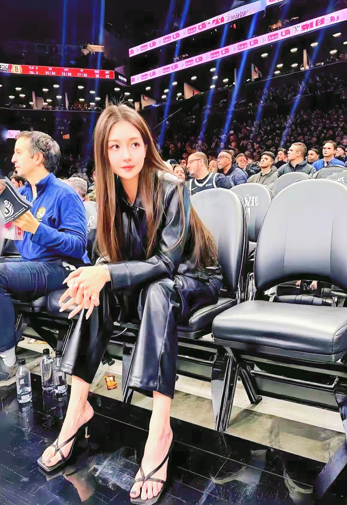 我的妈呀！好美，特别是那双脚，脚丫完美！