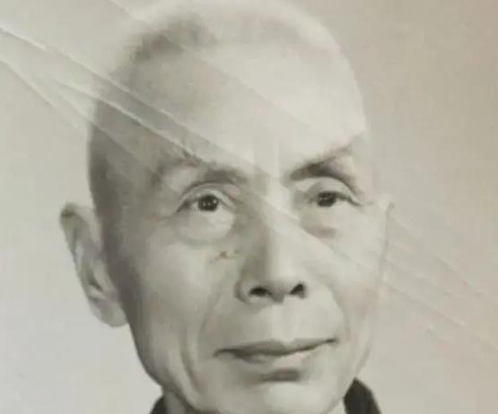 1948年，原国军第25军中将军长陈士章，伪装成了一位农民，逃出了被团团包围的
