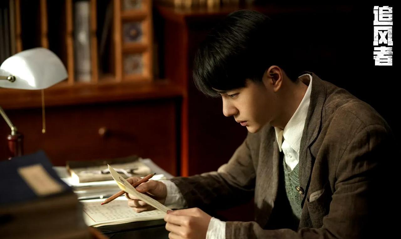王一博主演电视剧《追风者》已经第105轮播出了，有人调侃说魏若来自从去年上班以来