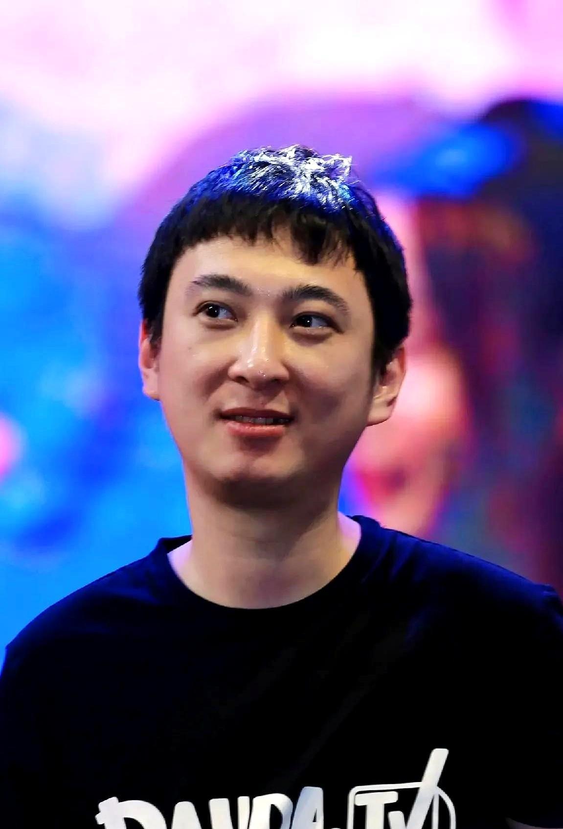 王思聪卖寰聚商业的几个原因？最近王思聪又卖产业了，买方是何猷君。要说小王总这次