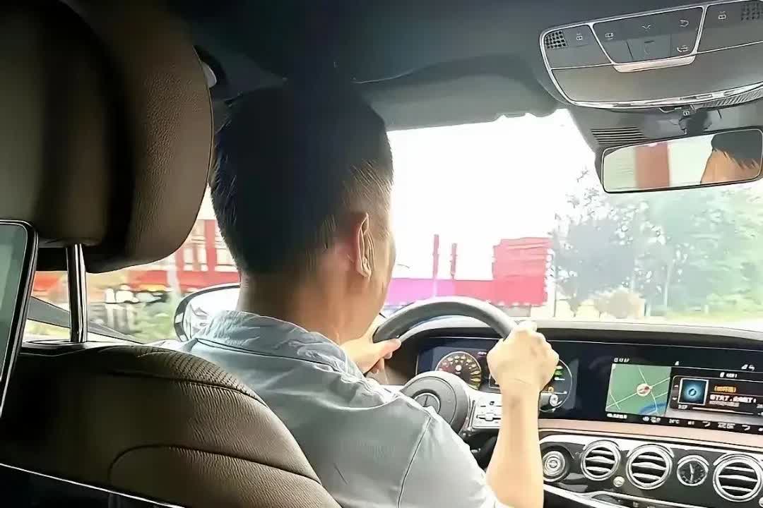 老司机知晓的八条开车保命法则：1. 车窗不留缝：高速行车时，车窗留缝，