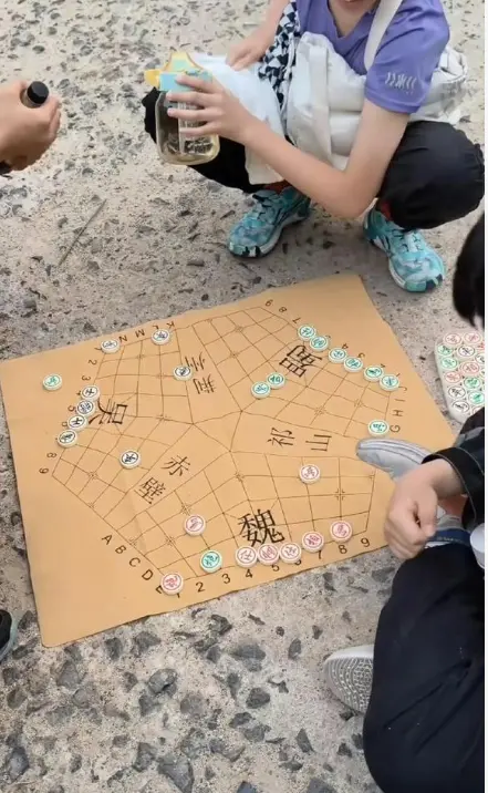第一次见到三人象棋，这是怎么下的？