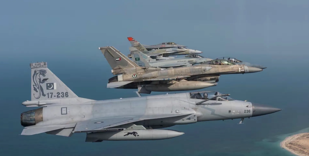 这张照片就非常经典了，这个机群中位居<em>C</em>位的是一架<em>F</em>-<em>15战斗机</em>，<em>F</em>-<em>15</em>的左边分