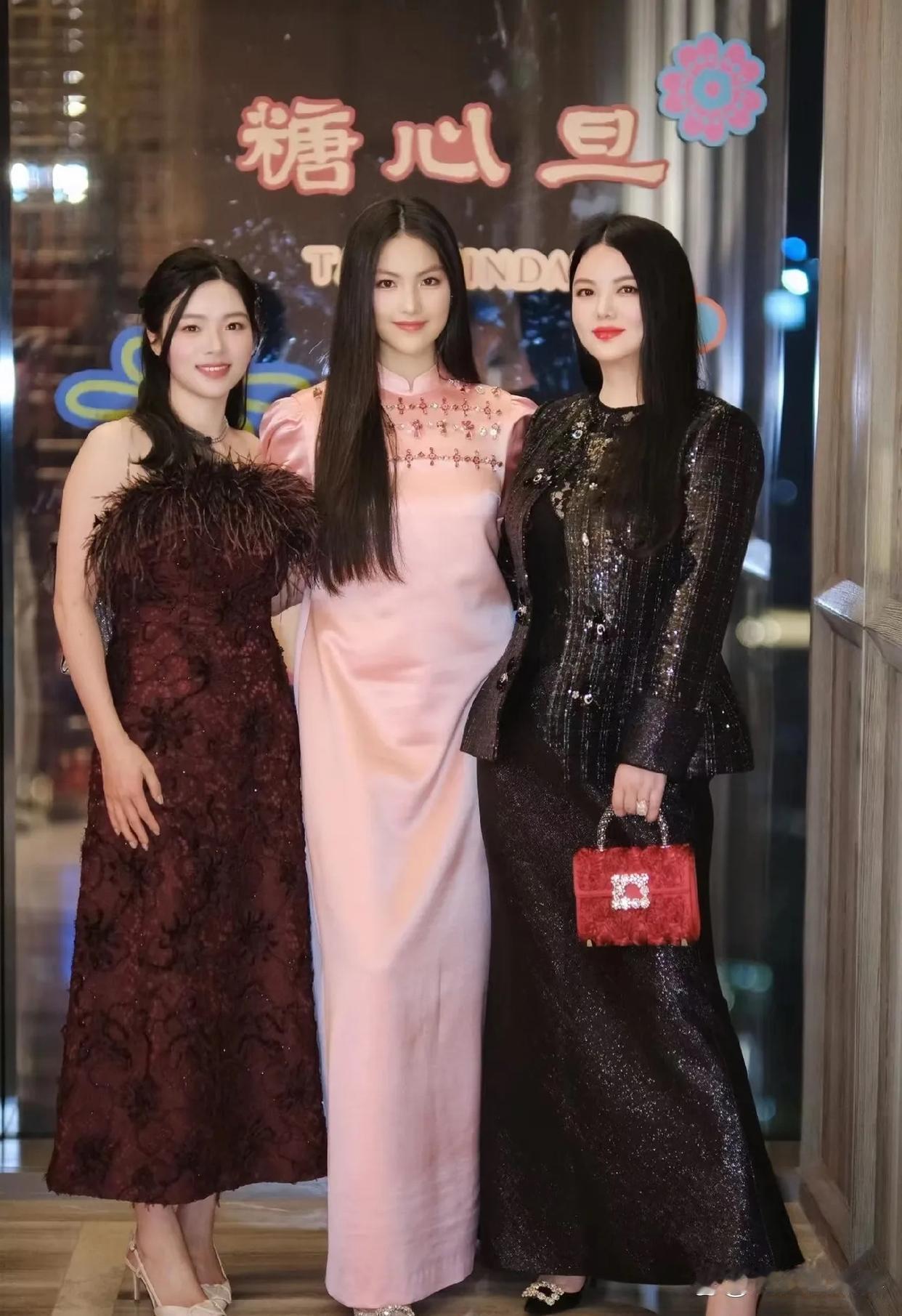 李湘高调晒出与女儿一同出席高端晚宴的同框美照，母女二人盛装亮相气质出众，穿搭精致