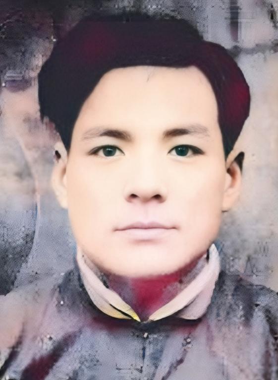 1943年，大汉奸林洪洲在路边解手，一个老汉见他孤身一人，直接一粪叉把他敲个半死