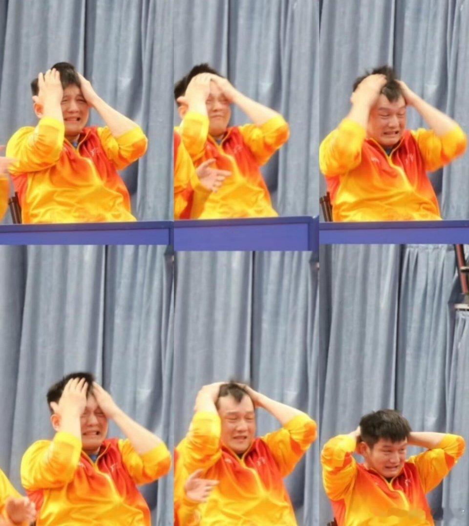 啊啊啊啊这动作形态一模一样是抓耳挠腮的小🐼咚咚