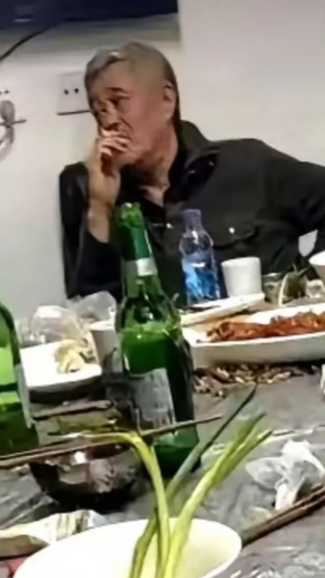 赵本山的伙食这么接地气啊！你再看看那些明星大腕，那些富豪权贵，哪个不是鲍鱼燕窝山