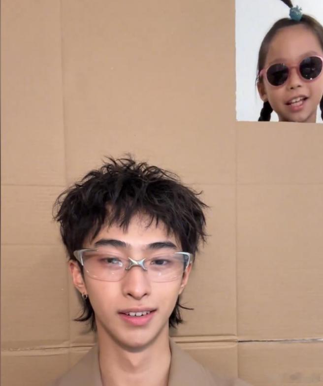同母异父的兄妹竟能像复制粘贴！伊能静23岁的儿子庾恩利和9岁的女儿米粒，最近因合