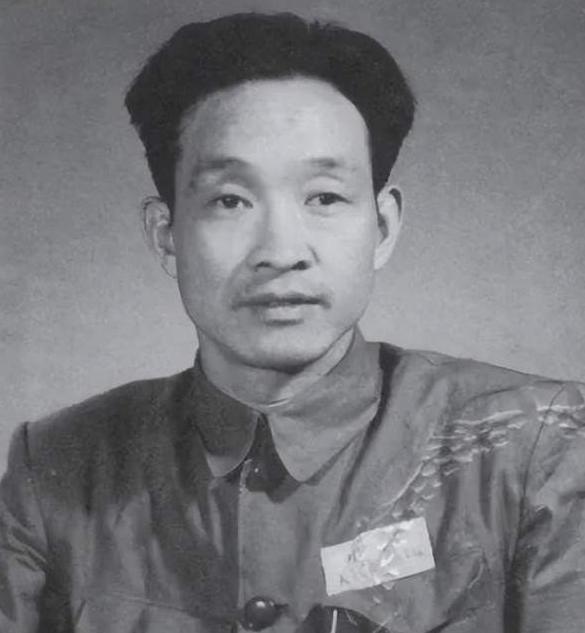 1940年朱德饭菜被投毒，厨师招供即将枪决，杨奇清深夜叫停行刑：这碗回锅肉不对劲