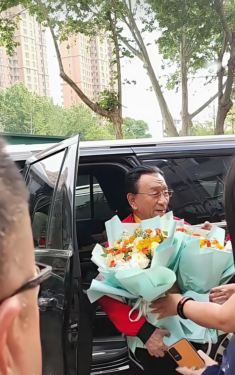 现在的侯耀华连几万块的饭店开张的小商演都接，证明他确实没有什么积蓄，而且侯耀华也