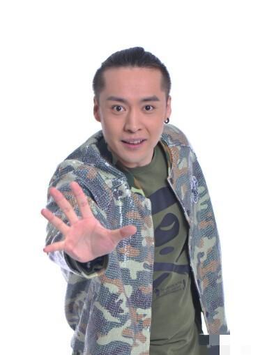 石梁一骁这次算是被卷进了不相干的风波里。他是石凉和丛珊的儿子，平时很少露面。