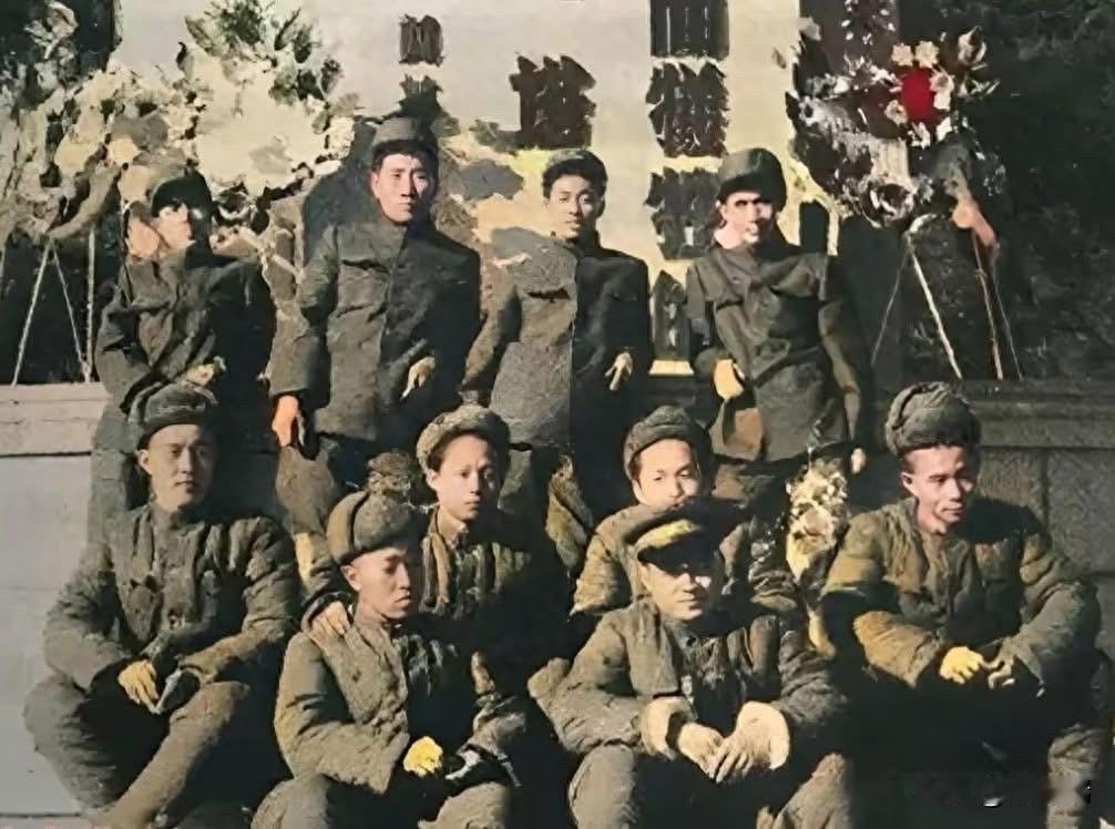 这是毛岸英（后排左二）牺牲前的最后一张照片，前无古人后无来者，满门忠烈！拍摄