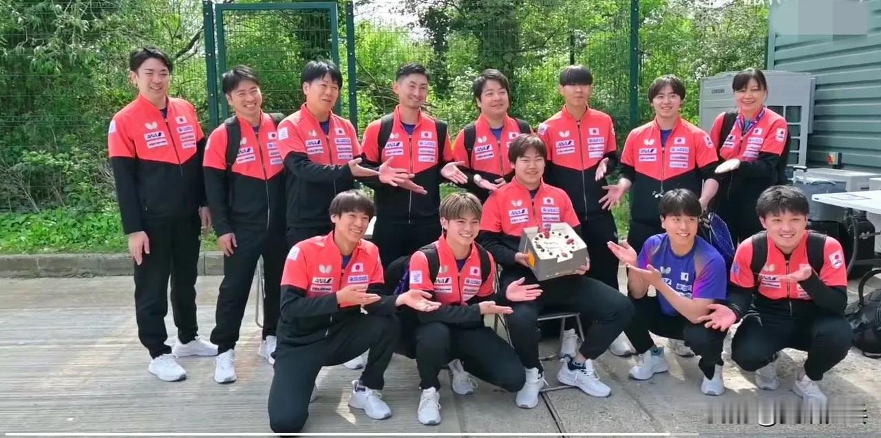 4月29日，日本乒乓球运动员松岛辉空19岁生日，团队为他庆生从不言笑的他终于笑了