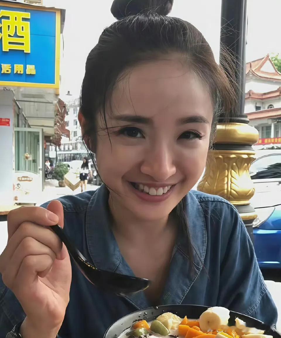 林依晨是真来旅游的一点也不在意自己的颜值化妆品只带了7样，居然没有粉底液化妆包里只有电热睫毛夹、睫毛