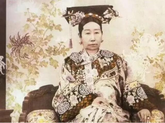 慈禧每次洗澡后，只留李莲英一人伺候。而房间里不时传出喊痛，一位小宫女偷掀帘子，这