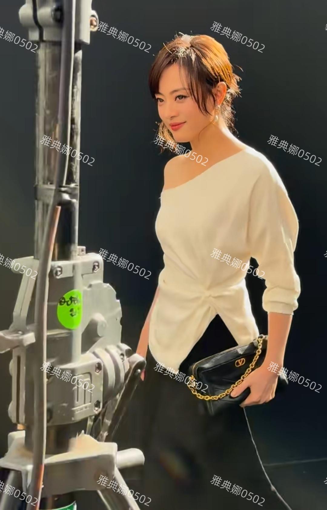她没发一条微博，没摆一次拍，穿件旧裙子坐在前排，巴黎的镜头却主动追着她跑。Ch