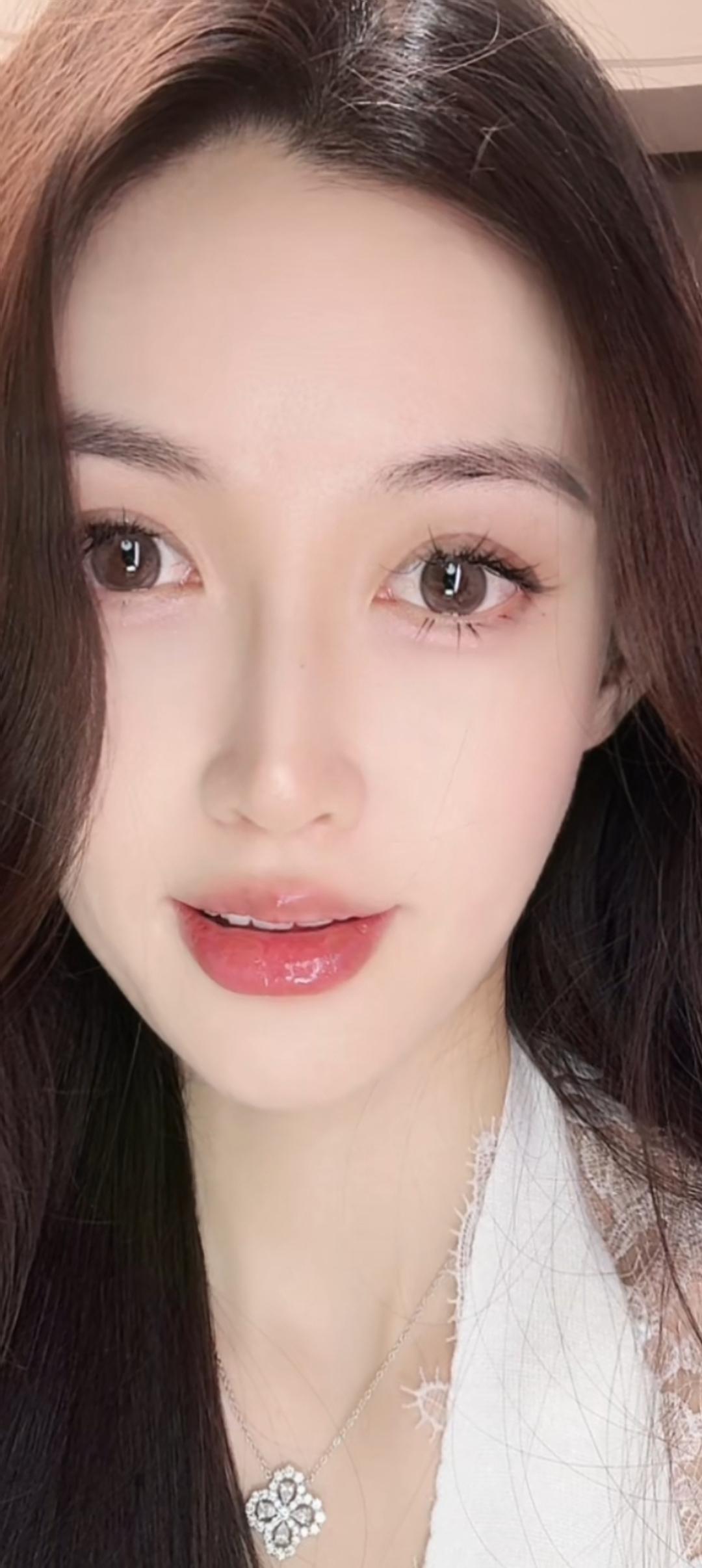 温柔甜美的少女心，粉色唇妆和闪亮眼妆，完美搭配！💕💄👸
