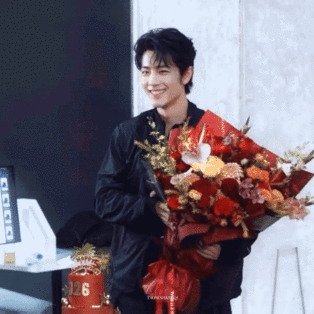 被彩带吓到的肖战被彩带吓到的肖战，眨一下眼睛太可爱了