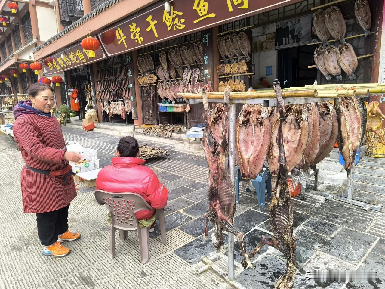 湖北省武汉市东西湖区：柏泉街道茅庙集，这里的鱼干、肉干是一大特色，这挂在最前面的