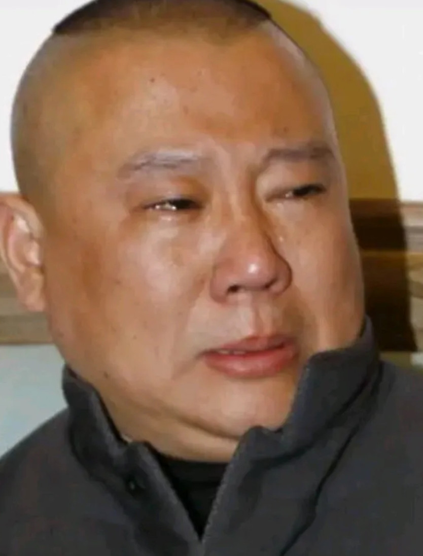 相声名家张伯鑫老婆又炮轰郭德纲了！刚刚张伯鑫老婆直播时喊话郭德纲:你的粉丝天天过