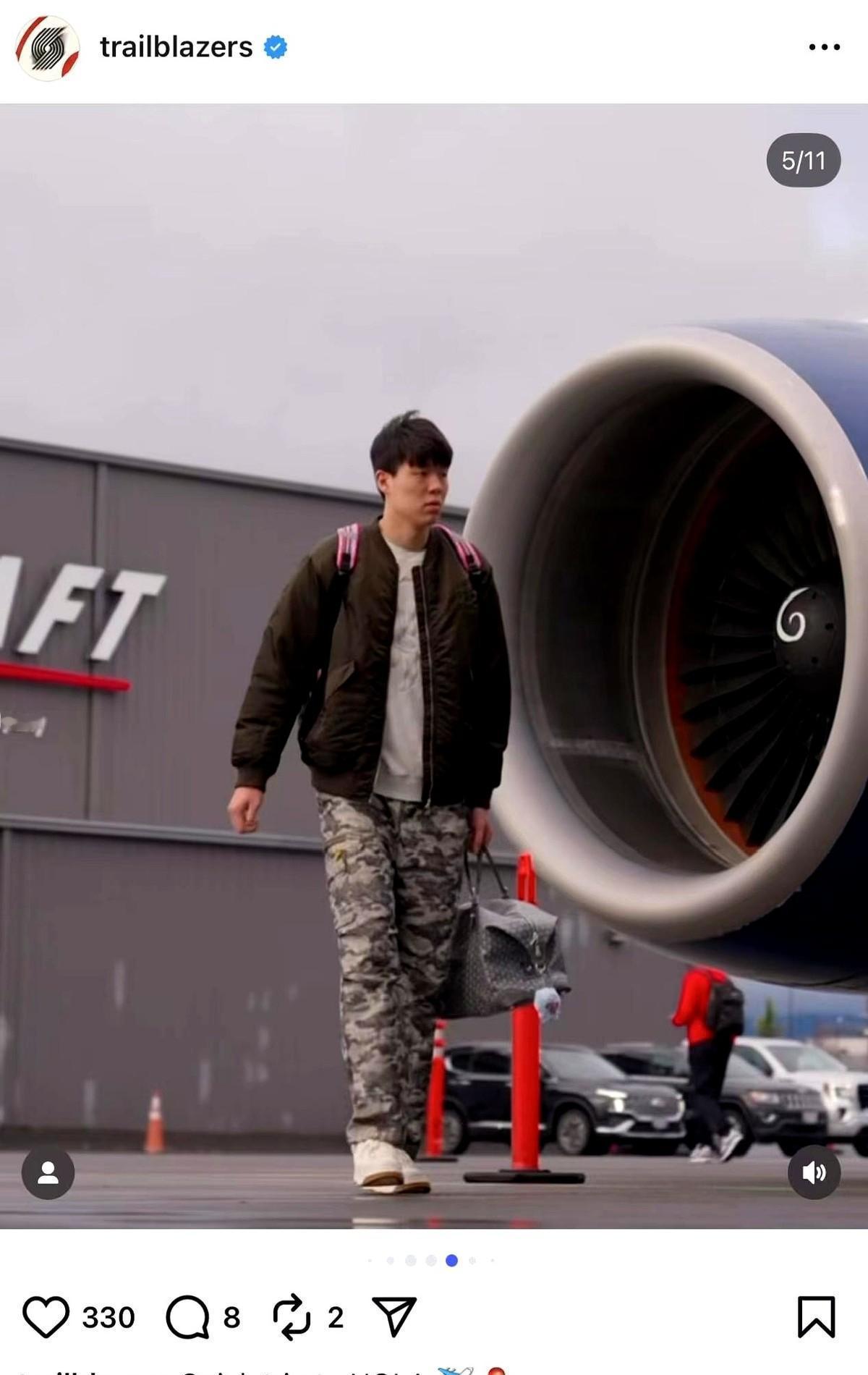 昨天他还在用冰袋敷脸。今天，他收到了NBA的征召令。开拓者的内线突然塌了。