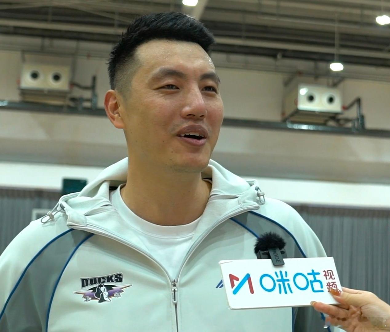 北京男篮队长翟晓川最新采访谈到球队的豪华阵容“确实从纸面上看我们可能已经完胜了，