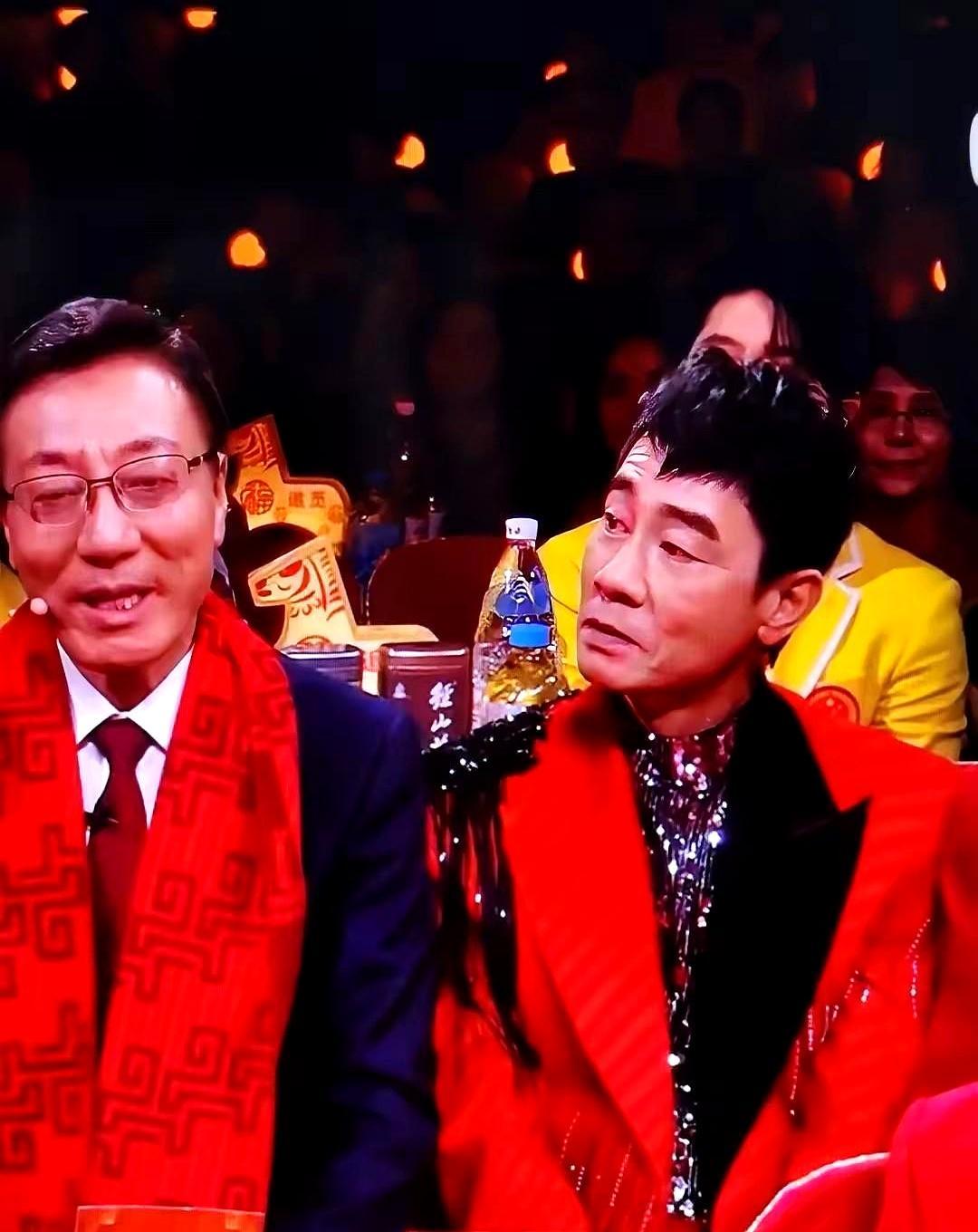 院士一句“中国粮食够吃了”，陈小春在春晚现场没绷住。上一秒，他腰板挺直，嘴