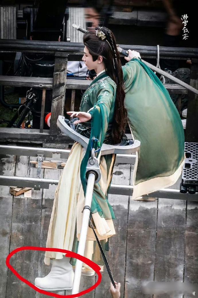 古装剧这鞋子穿着不别扭吗？？