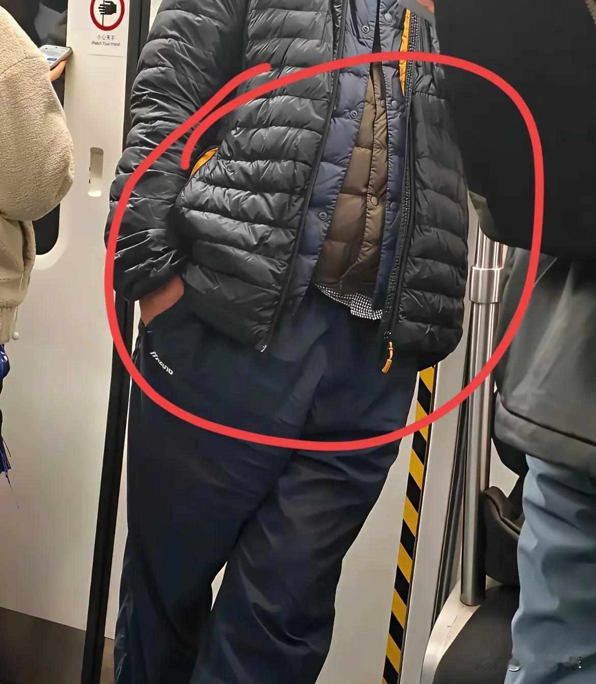 地铁上那个叠穿两件薄羽绒服的，才是真懂物理的。保暖的核心不是厚度，是锁住你身体