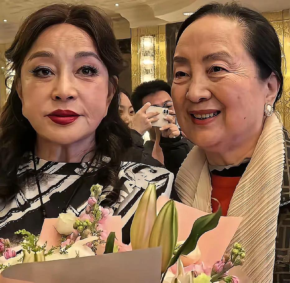 刘晓庆张金玲今昔对比。北京电影制片厂五朵金花之一的刘晓庆、李秀明、张金玲、方舒
