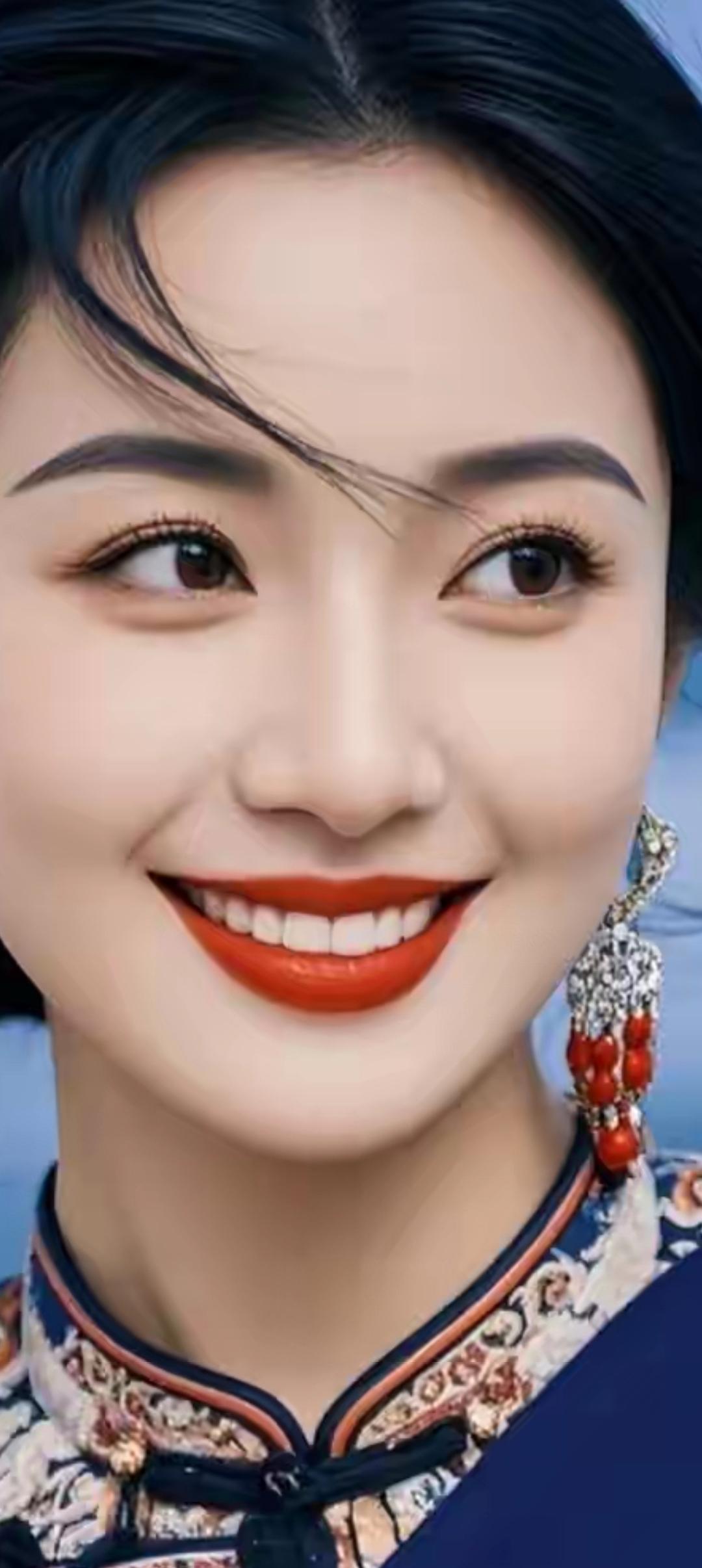 惊艳的东方美人，红唇与珠宝的完美搭配，尽显优雅与魅力！