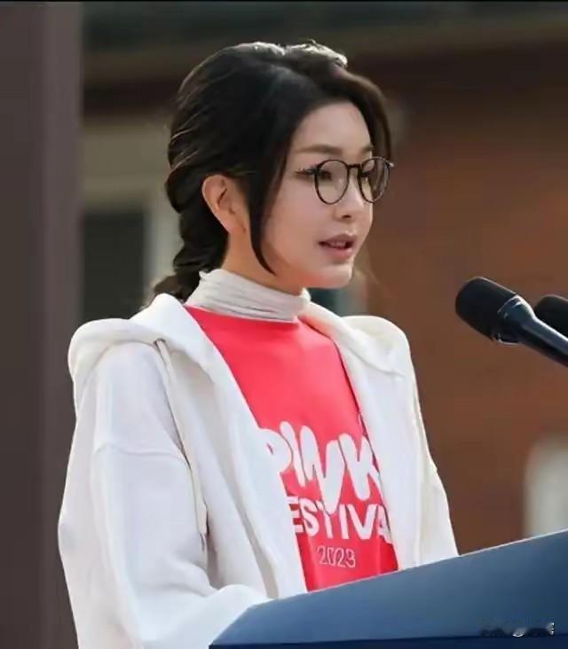 尹锡悦的美女老婆，今天被判了！​当然，目前仅有1年8个月，而说白了，就是道