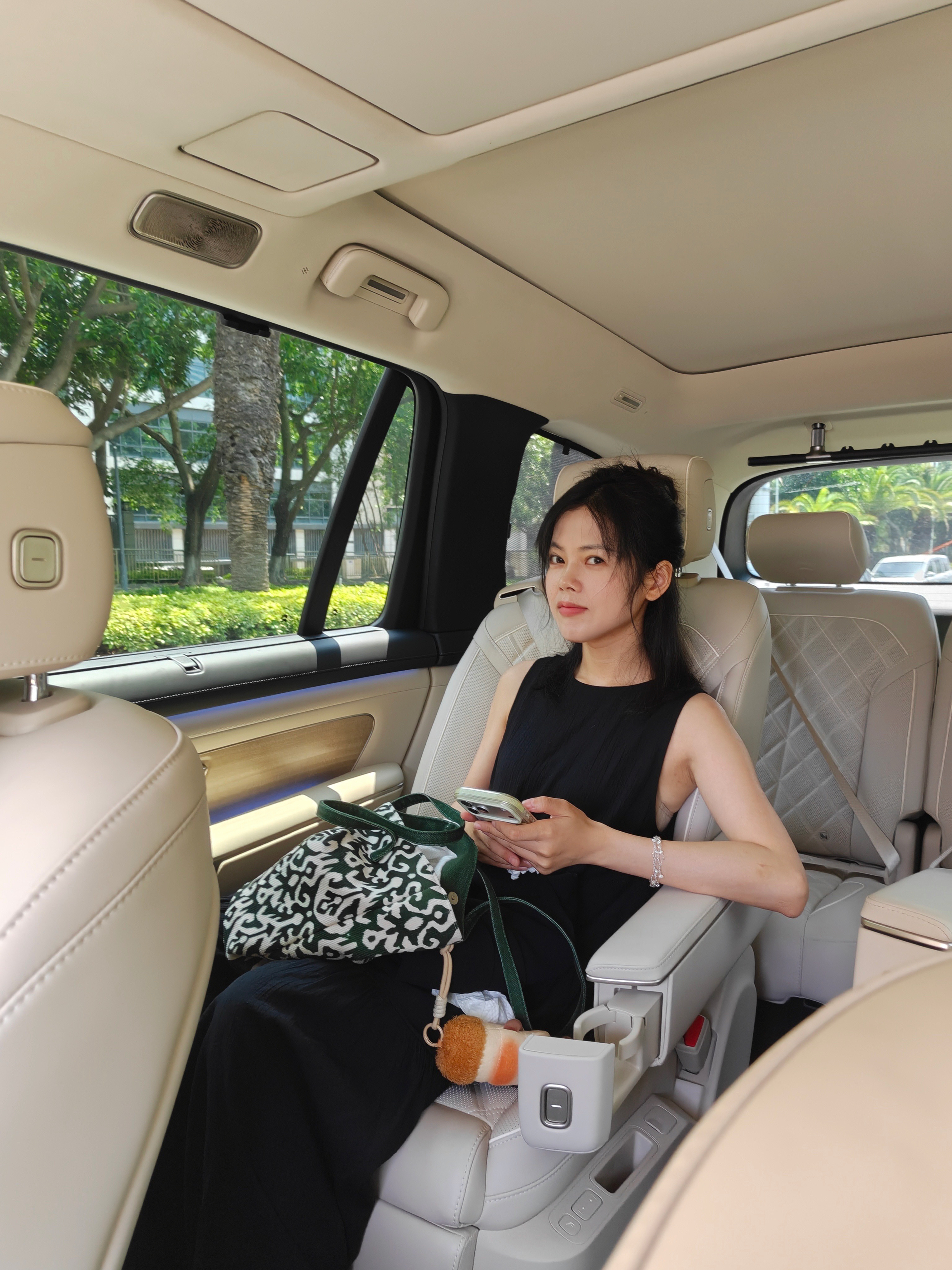 今天当专车司机带老板娘出来吃中午饭