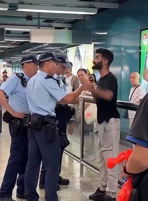 谁给他的底气？不管那国来的二流子，到了中国都想做人上人了？在公共场合，警察依