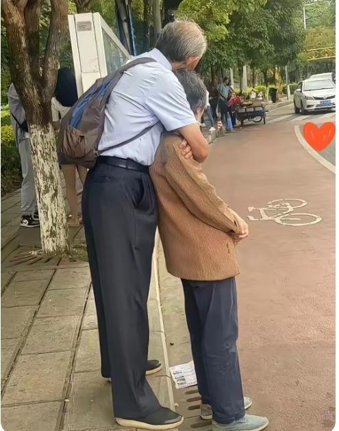 谁懂啊家人们！在公交站被这一幕狠狠戳中了！！​​等车的时候，看见一对头发花白的