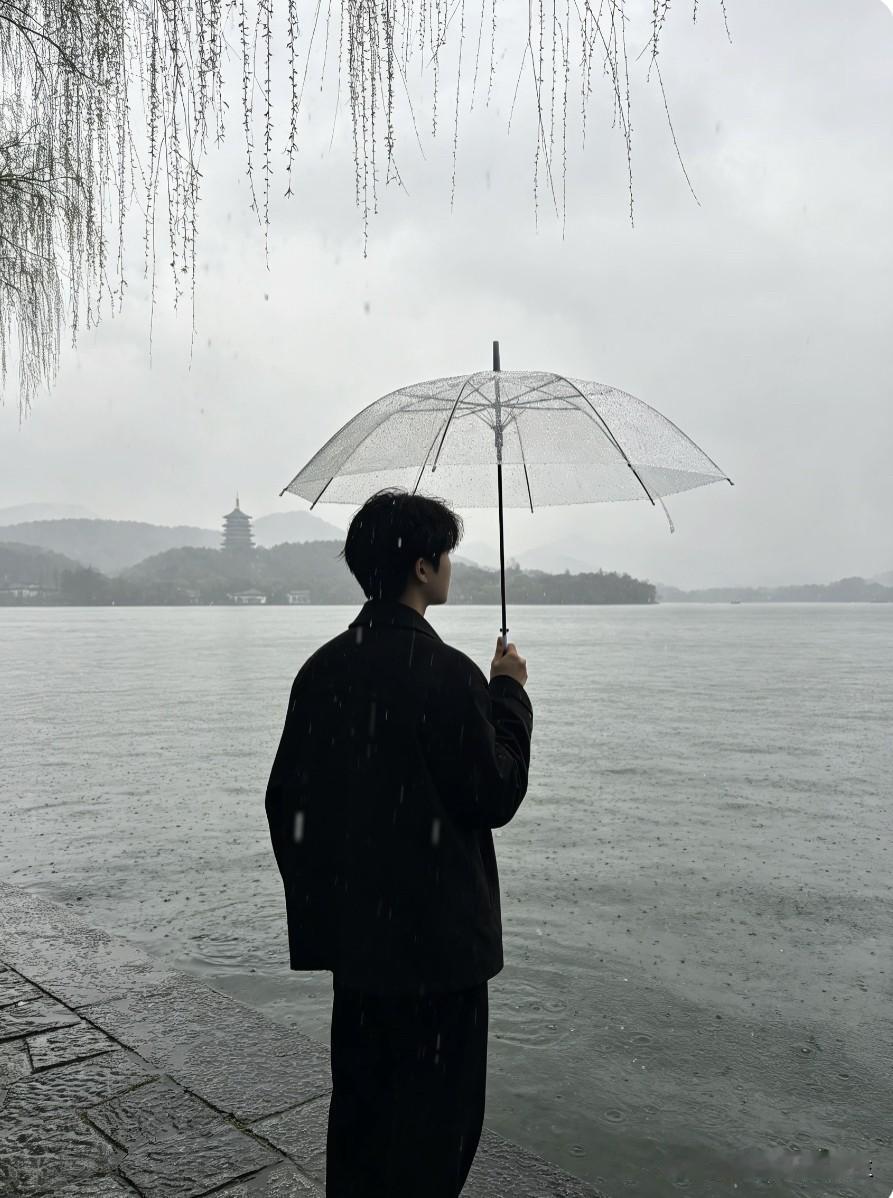 心理学家说：“人处在围城里，心就会变窄。比如宿舍、班级、单位，就像被困在深宫一